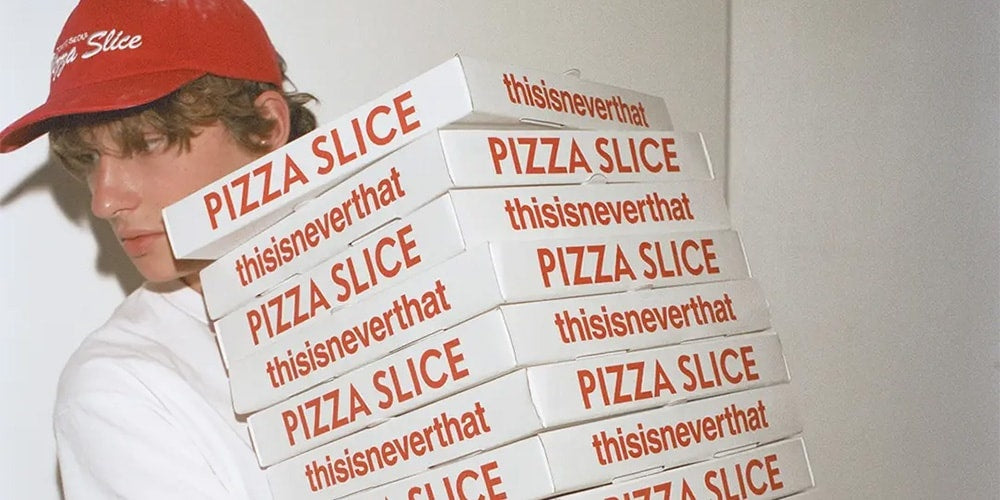 Nowa współpraca thisisneverthat i PIZZA SLICE – Połączenie Mody i Stylu Życia