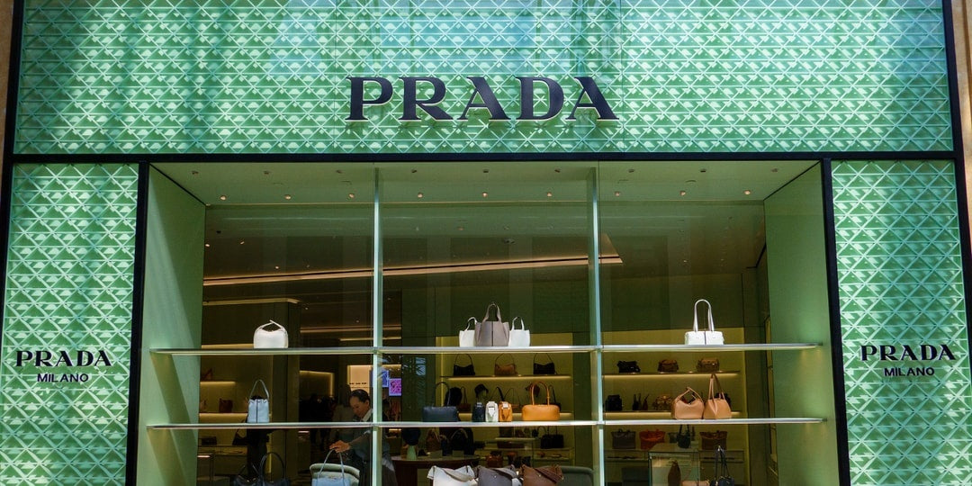 Prada Group: Nowa Rzeczywistość na Rynku Luksusowym i Wzrost Roli Versace