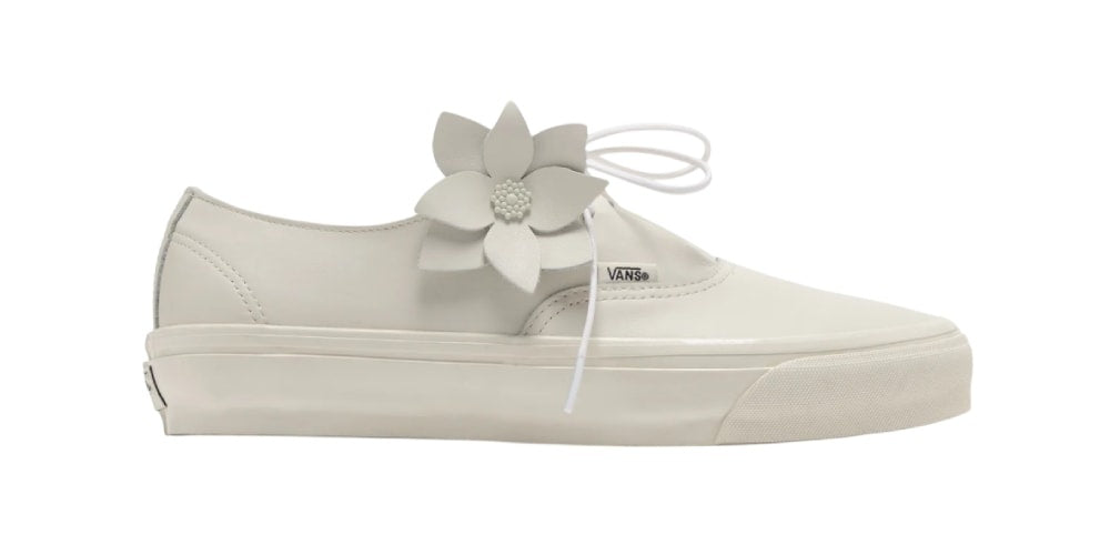 Nowy Model Sneakersów Vans w Stylu Minimalistycznym z Kwiatowym Akcentem