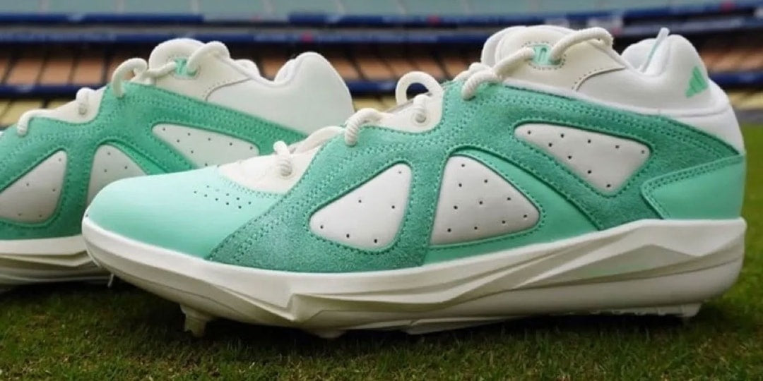 Kiké Hernández prezentuje korki Bad Bunny x adidas BadBo 1.0 w kolorze "Mint Green"
