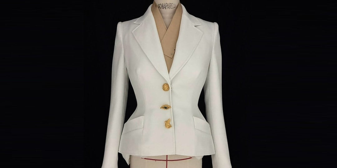 Dua Lipa w Kreacji Schiaparelli na Ślubie w Londynie - Połączenie Klasyki i Nowoczesności