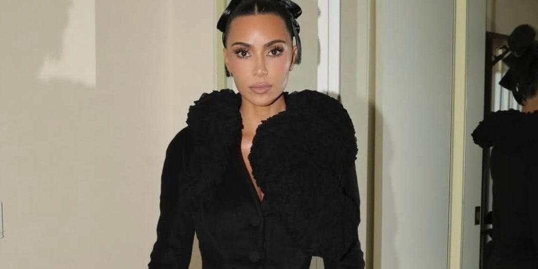 Kim Kardashian Sprzedaje Archiwalny Zestaw Johna Galliano na Aukcji – Historia w Modzie