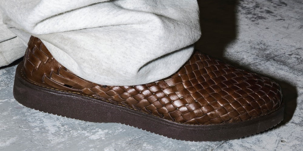 Nowa Kolaboracja Supreme x Yuketen: Ręcznie Wykonane Buty Leo w Trzech Kolorach