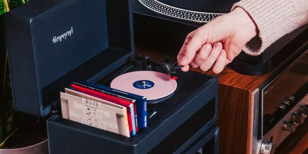 Tiny Vinyl wprowadza mini gramofon dla czterocalowych winyli – nowość na rynku audio