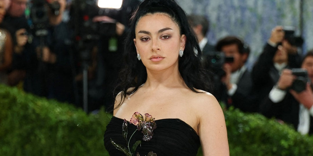 Charli XCX Łączy Muzykę, Modę i Film w Nowych Sesjach Listeningowych
