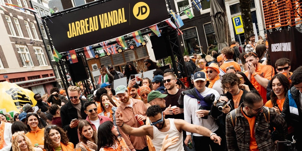 JD Celebruje Dzień Króla w Amsterdamie z Jarreau Vandalem: Muzyczne Wydarzenie na Ulicach
