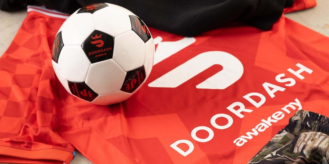 Nowa Kolekcja Awake NY x DoorDash: Połączenie Piłki Nożnej, Jedzenia i Społeczności