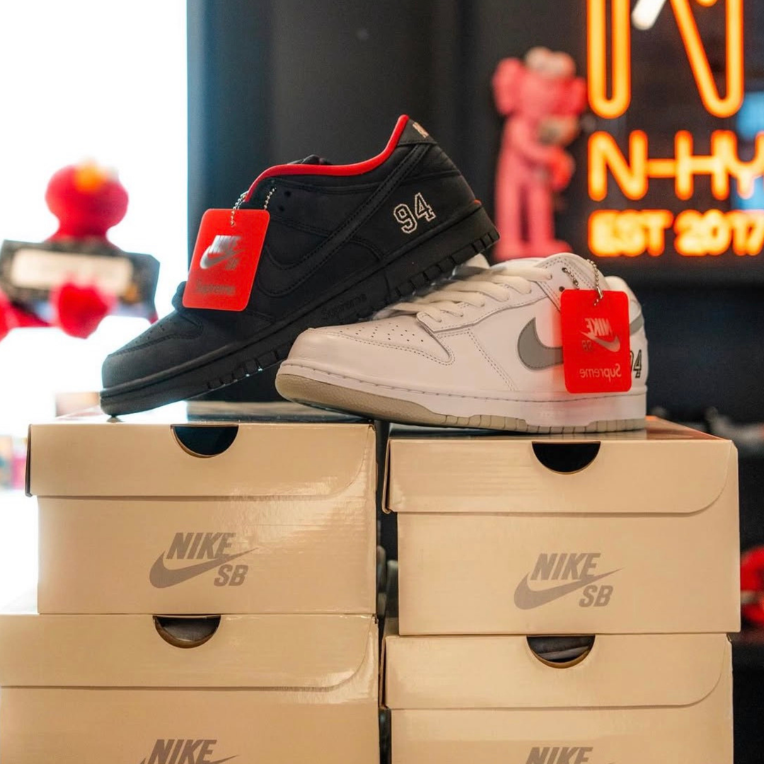 Sneakersy vs. botki w modzie zimowej 2025 – co wybierają młodzi?