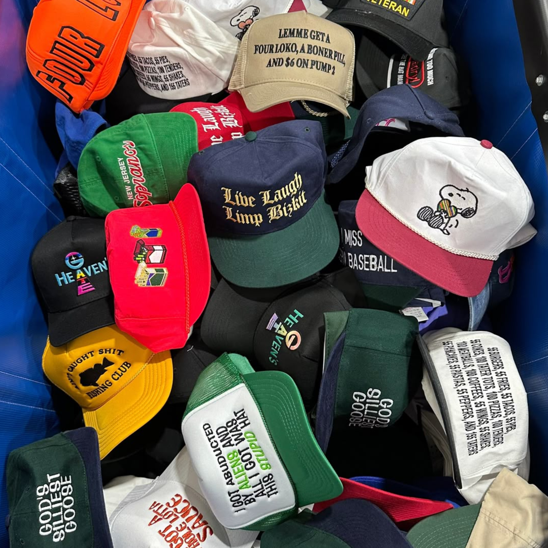 Przewodnik po akcesoriach streetwear: czapki, torby, paski – must-have’y sezonu