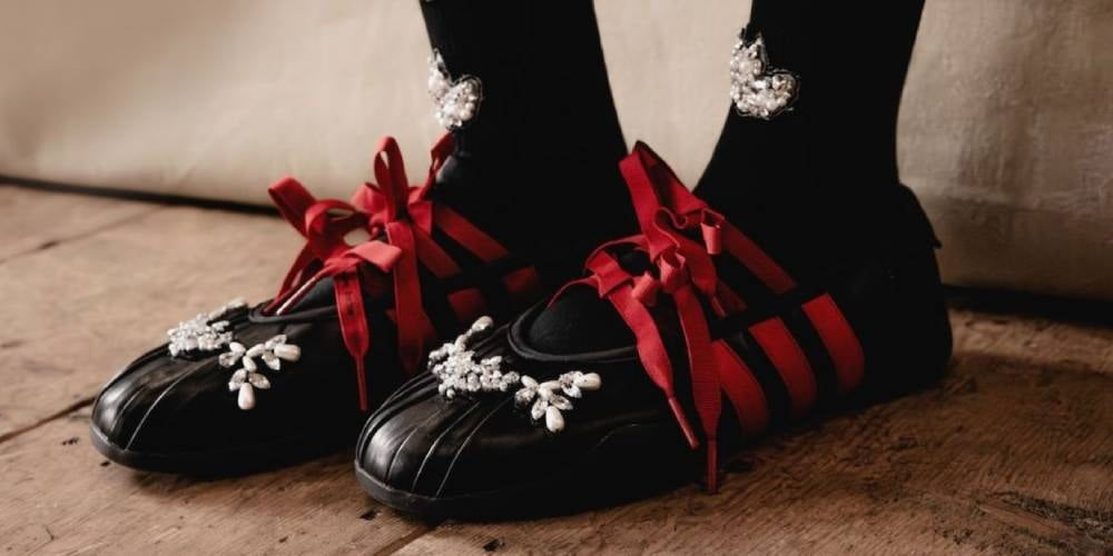 Wnikliwy Przegląd Współpracy Simone Rocha z Adidas – Kolekcja FW26