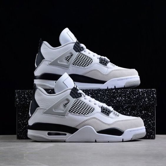 Kiedy wyszły Jordan 4 Military Black?