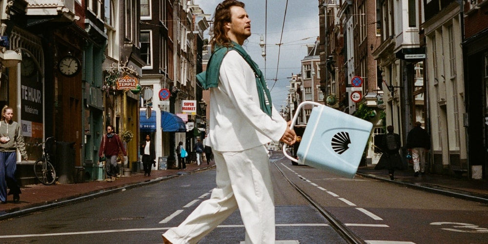Amsterdam Surf Association prezentuje kolekcję FW26 „SAFETY” – połączenie surfingu z miejskim stylem