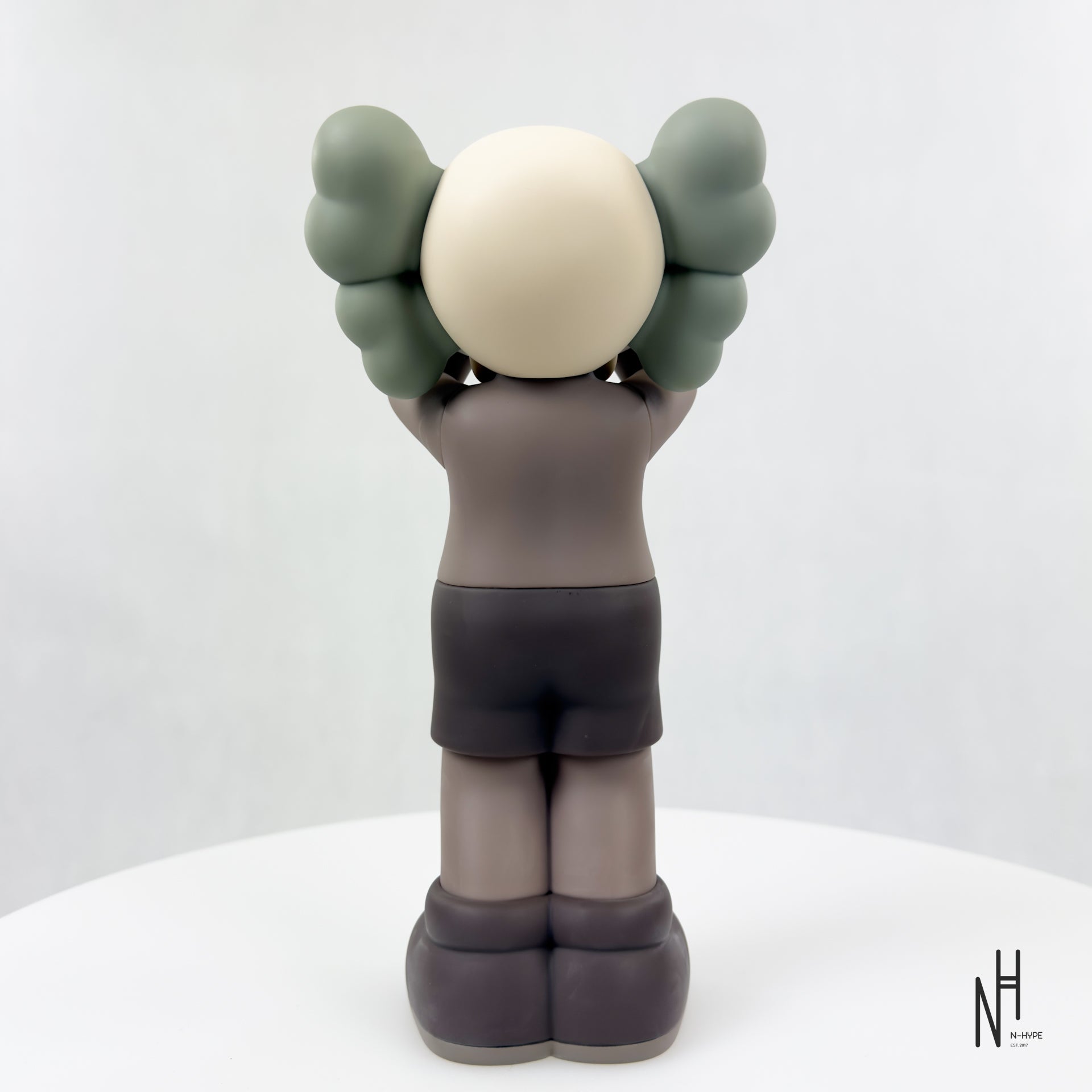 その他 KAWS:HOLIDAY UK - Figure (Brown) KAWS Holiday UK Vinyl Figure Brown | N-Hype