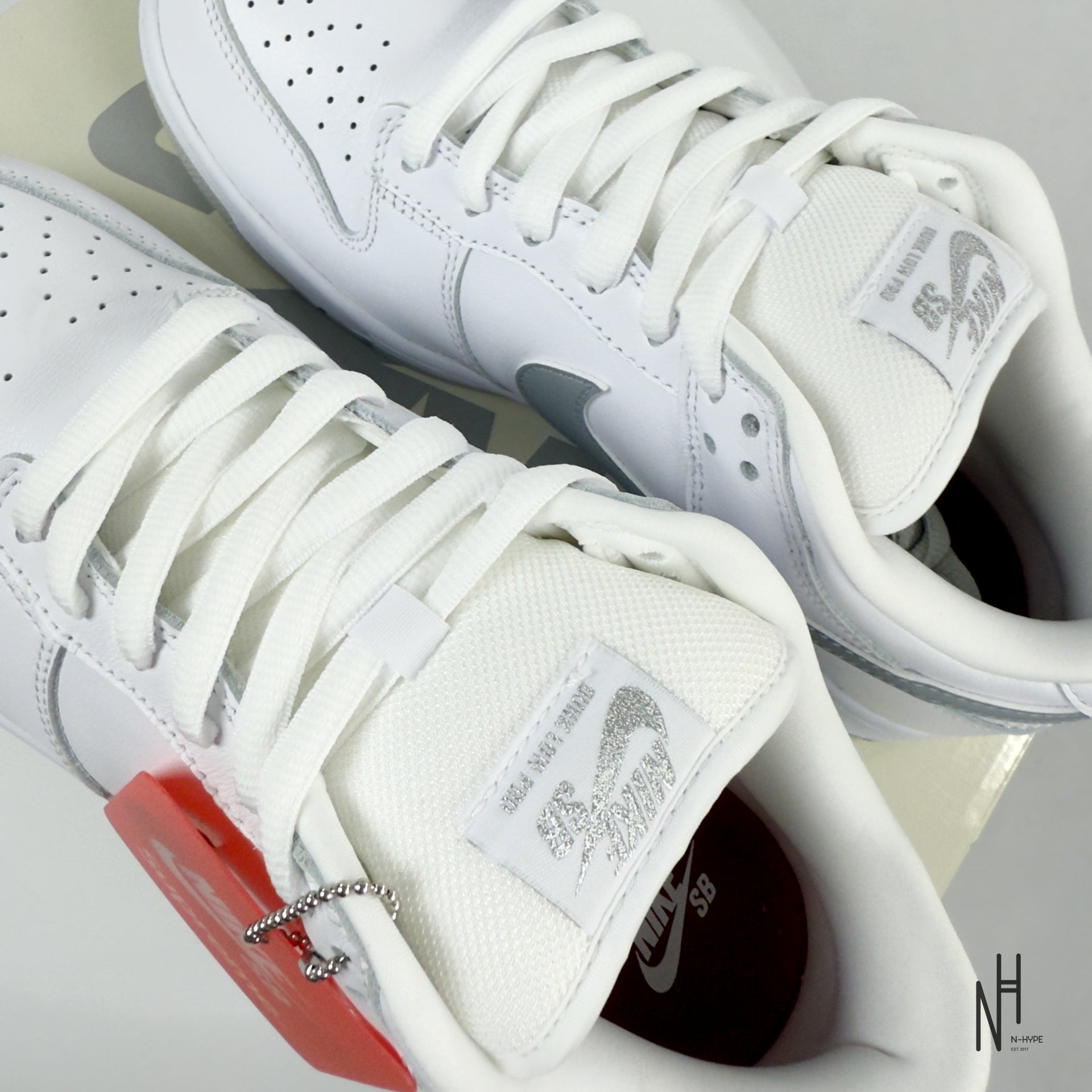 Supreme × Nike SB Dunk Low White 29cm Nike SB Dunk Low Supreme 94 White Metallic Silver | N-Hype