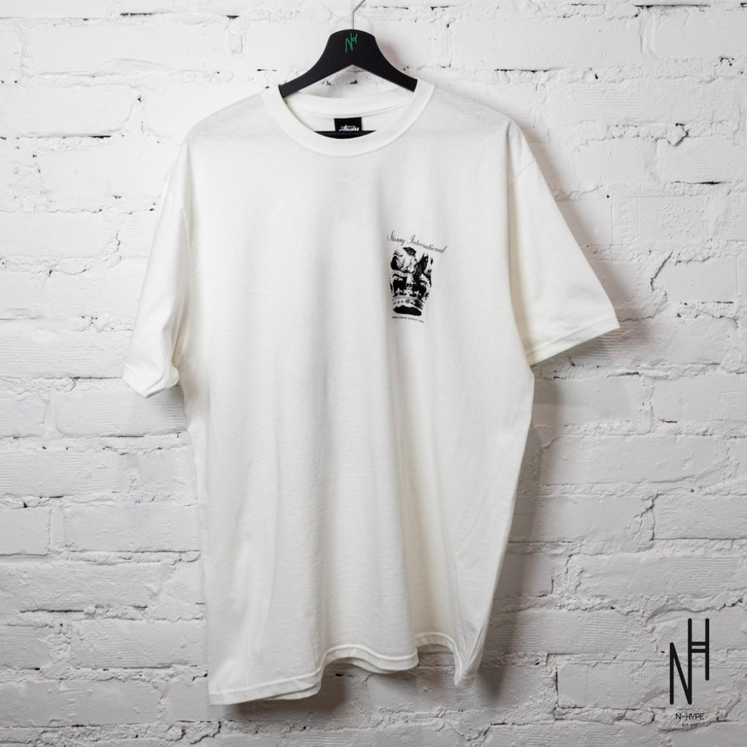 Stussy Dog Crown Tee White – Klasyczna Koszulka Streetwear Stussy Dog Crown Tee White – Klasyczna Koszulka Streetwear