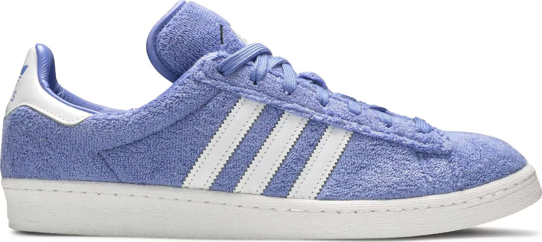 Wysokiej jakości czarno-białe sneakersy adidas Campus 80s o ponadczasowym designie, wygodnym kroju i trwałej konstrukcji. Te tenisówki prezentują kultowe trzy paski po bokach, teksturowaną podeszwę zapewniającą lepszą przyczepność oraz amortyzowaną wkładkę zapewniającą optymalny komfort. Idealne obuwie do casualowych lub sportowych stylizacji.