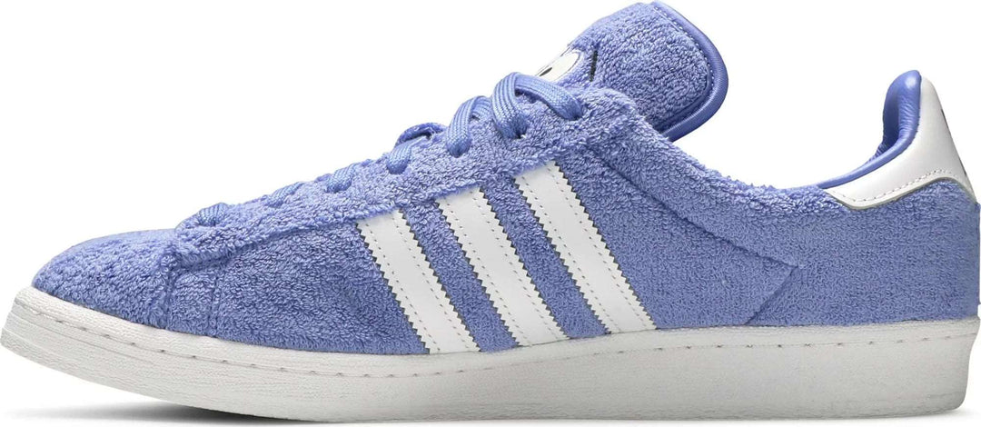 Wysokiej jakości czarno-białe sneakersy adidas Campus 80s o ponadczasowym designie, wygodnym kroju i trwałej konstrukcji. Te tenisówki prezentują kultowe trzy paski po bokach, teksturowaną podeszwę zapewniającą lepszą przyczepność oraz amortyzowaną wkładkę zapewniającą optymalny komfort. Idealne obuwie do casualowych lub sportowych stylizacji.