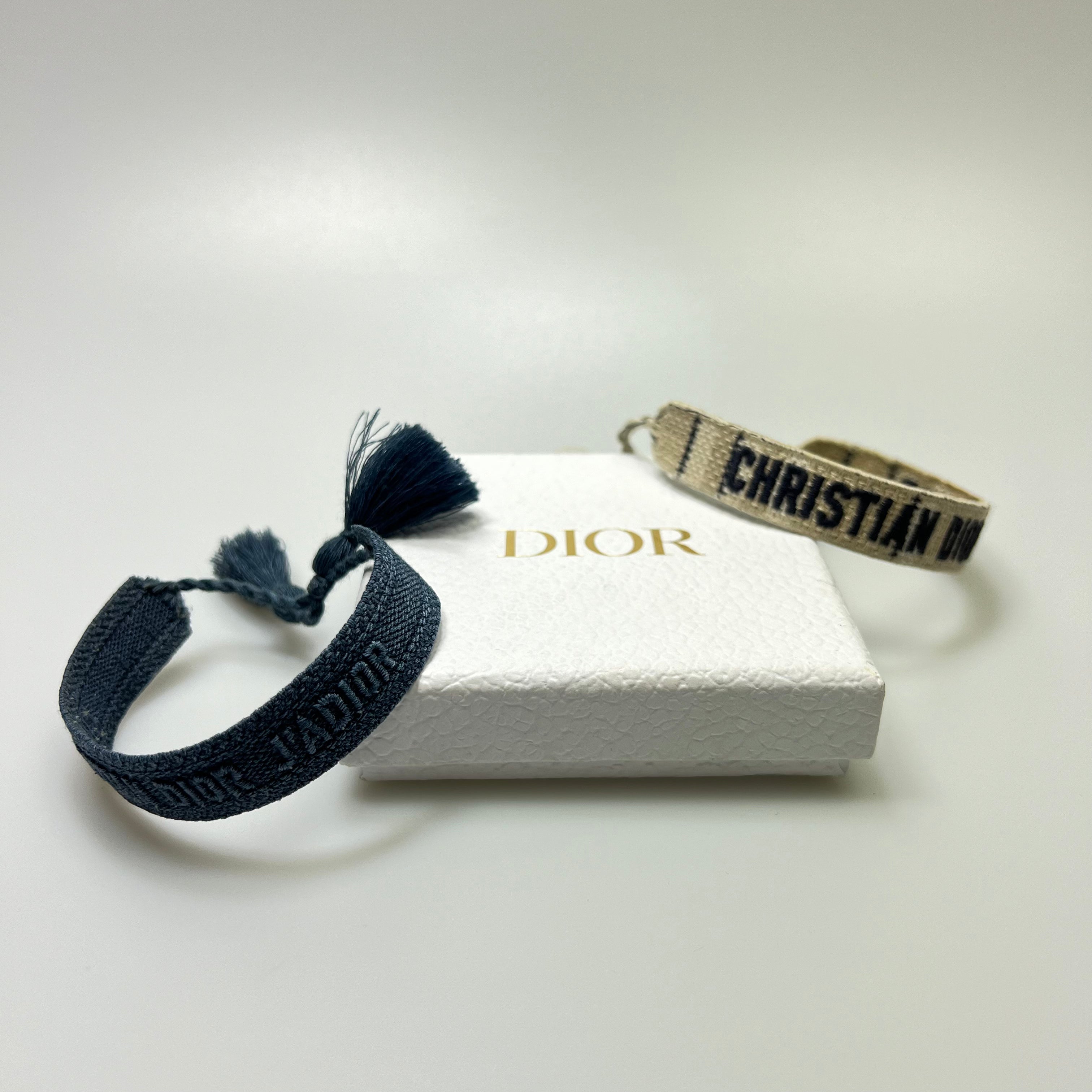 Christian Dior J'Adior Freundschaftsarmband-Set aus gewebter Baumwolle, Blau/Beige