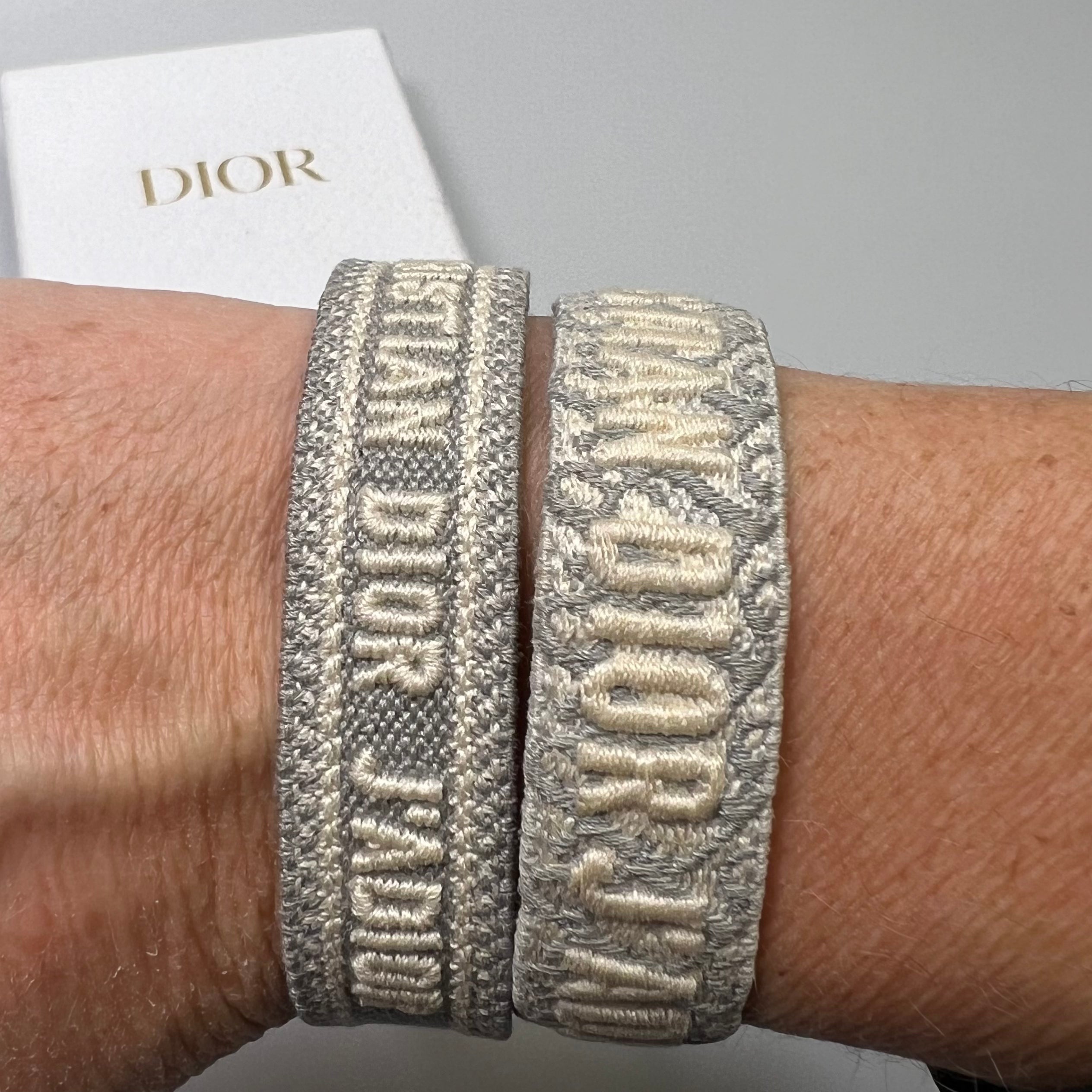 Christian Dior J'Adior Freundschaftsarmband-Set aus gewebter Baumwolle in Grau