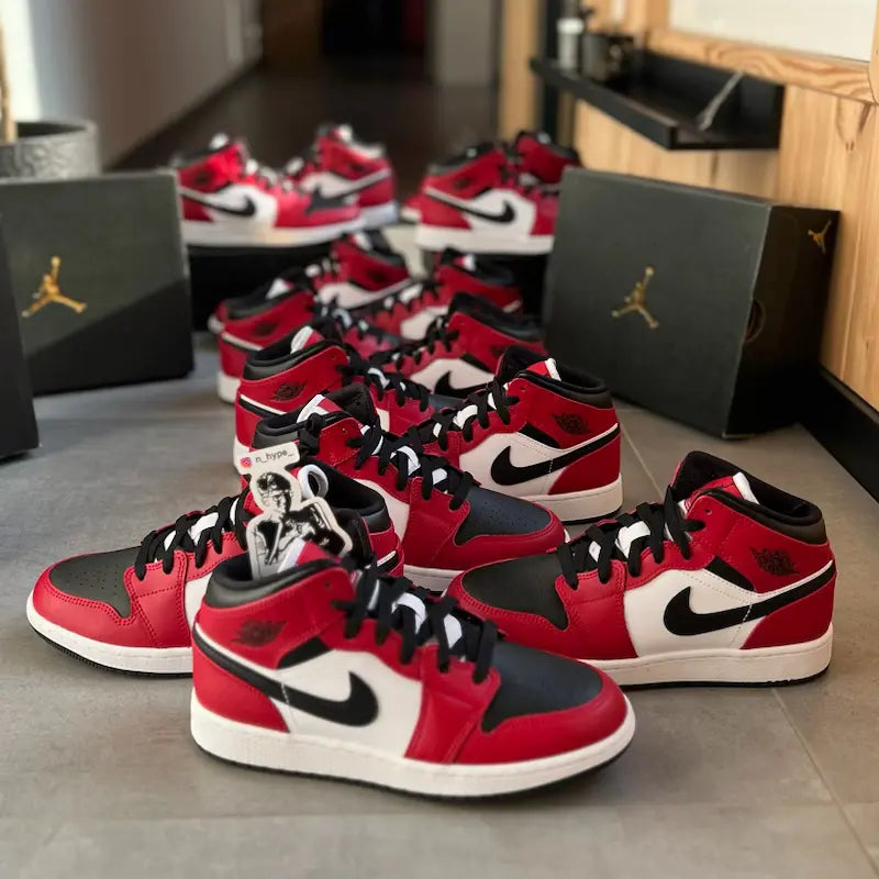 Jordan 1 Mid Chicago Black Toe GS 554725 069 N Hype