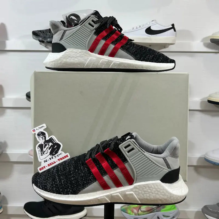 Buty sportowe Adidas EQT Support Future Overkill Coat of Arms - dynamiczne i stylowe obuwie o odważnym wzornictwie. Zdjęcie prezentuje buty z przodu, ukazując unikalną grafikę Coat of Arms na cholewce. Buty charakteryzują się wygodnym dopasowaniem i wysoką jakością wykonania, co czyni je doskonałym wyborem zarówno dla osób ceniących modę, jak i entuzjastów butów sportowych. Podnieś swój styl z tymi przyciągającymi wzrok butami Adidas EQT.