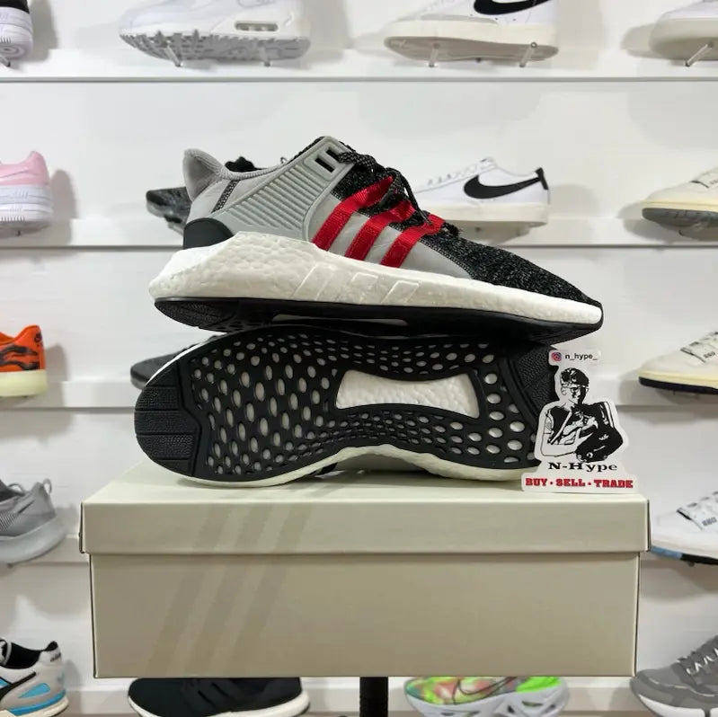 Buty sportowe Adidas EQT Support Future Overkill Coat of Arms - dynamiczne i stylowe obuwie o odważnym wzornictwie. Zdjęcie prezentuje buty z przodu, ukazując unikalną grafikę Coat of Arms na cholewce. Buty charakteryzują się wygodnym dopasowaniem i wysoką jakością wykonania, co czyni je doskonałym wyborem zarówno dla osób ceniących modę, jak i entuzjastów butów sportowych. Podnieś swój styl z tymi przyciągającymi wzrok butami Adidas EQT.