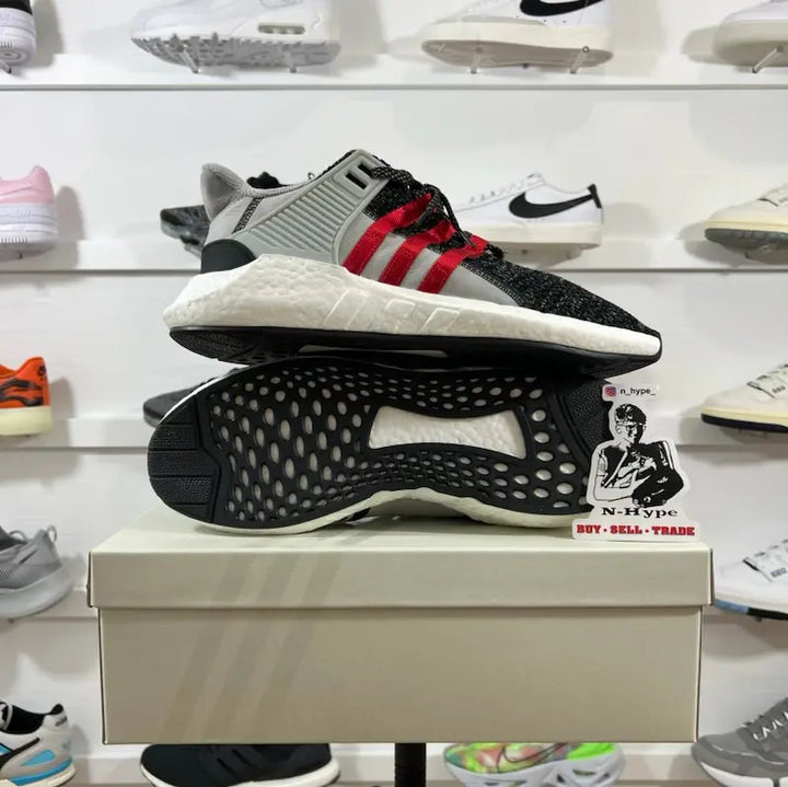Buty sportowe Adidas EQT Support Future Overkill Coat of Arms - dynamiczne i stylowe obuwie o odważnym wzornictwie. Zdjęcie prezentuje buty z przodu, ukazując unikalną grafikę Coat of Arms na cholewce. Buty charakteryzują się wygodnym dopasowaniem i wysoką jakością wykonania, co czyni je doskonałym wyborem zarówno dla osób ceniących modę, jak i entuzjastów butów sportowych. Podnieś swój styl z tymi przyciągającymi wzrok butami Adidas EQT.