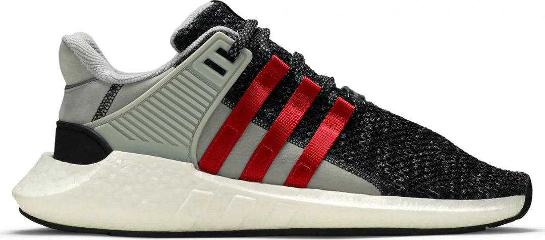 Sneakersy Adidas EQT Support Future Overkill Coat of Arms - dynamiczne i stylowe obuwie o odważnym designie. Zdjęcie przedstawia tenisówki w widoku z boku, podkreślając unikalną grafikę z herbem na cholewce. Trampki charakteryzują się wygodnym krojem i wysokiej jakości konstrukcją, dzięki czemu są idealnym wyborem zarówno dla osób dbających o styl, jak i entuzjastów sneakersów. Wznieś swoją grę w tenisa dzięki tym przyciągającym wzrok tenisówkom adidas EQT.
