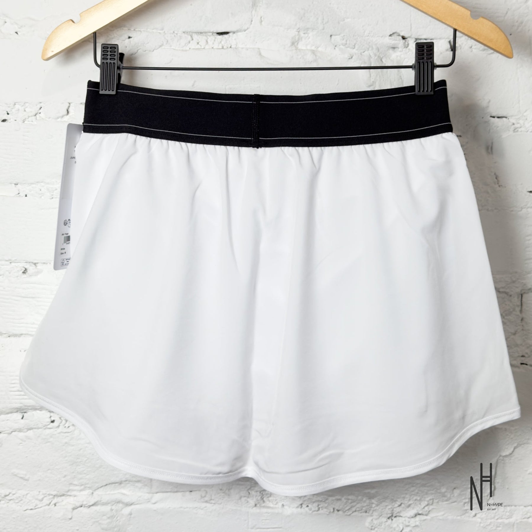 Alo Yoga Match Point Tennis Skirt – Sportowy Styl i Komfort | N