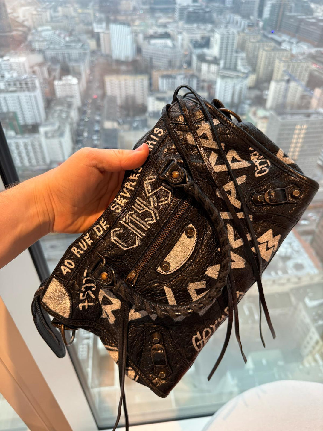 Balenciaga Small Classic City Graffiti Leather Shoulder Bag czarno-biała N-Hype