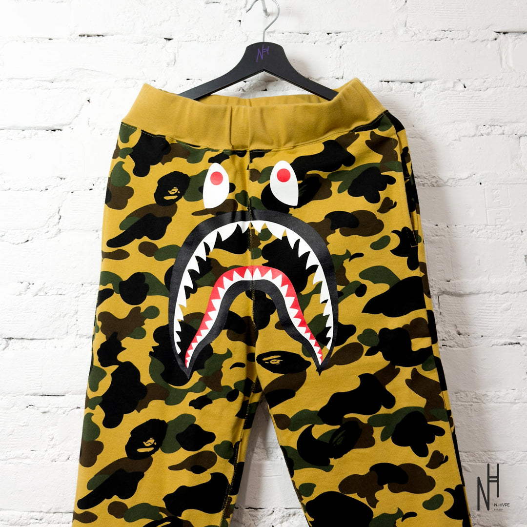 BAPE 1st Camo Shark Slim Sweat Pants (SS22) Yellow  Black - zdjęcie 2 - N-Hype