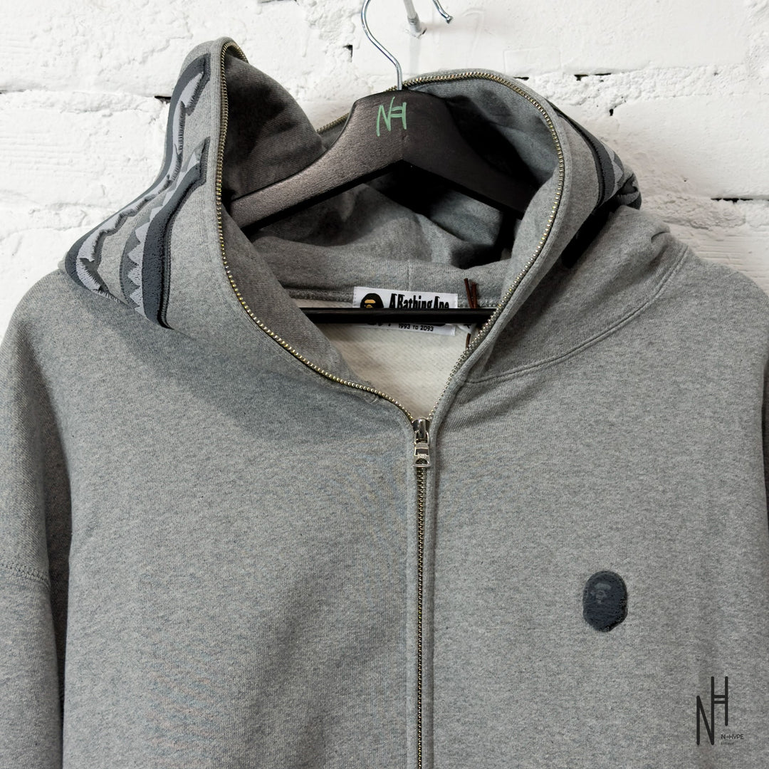 Bape Ape Head One Point Shark Relaxed Fit Full Zip Hoodie Gray N-Hype hoodie męska z zamkiem w kolorze szarym.