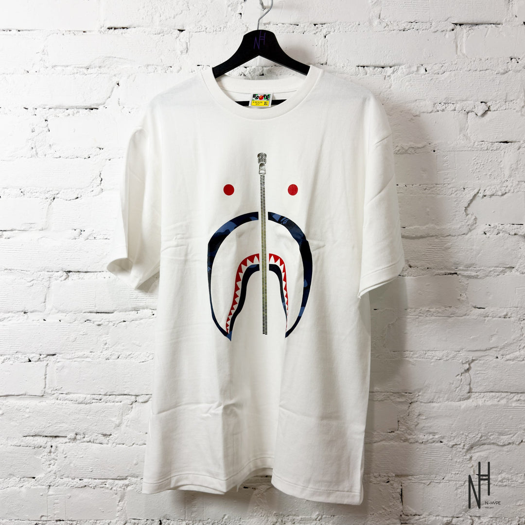 BAPE Color Camo Silver Zip Shark Tee (SS23) biała/kolor granatowy N-Hype