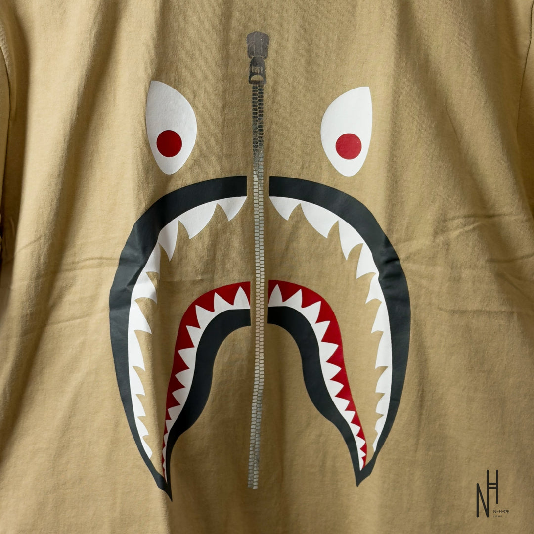 BAPE Mad Shark Tee Beige koszulka męska marki N-Hype.