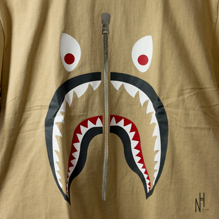 BAPE Mad Shark Tee Beige koszulka męska marki N-Hype.
