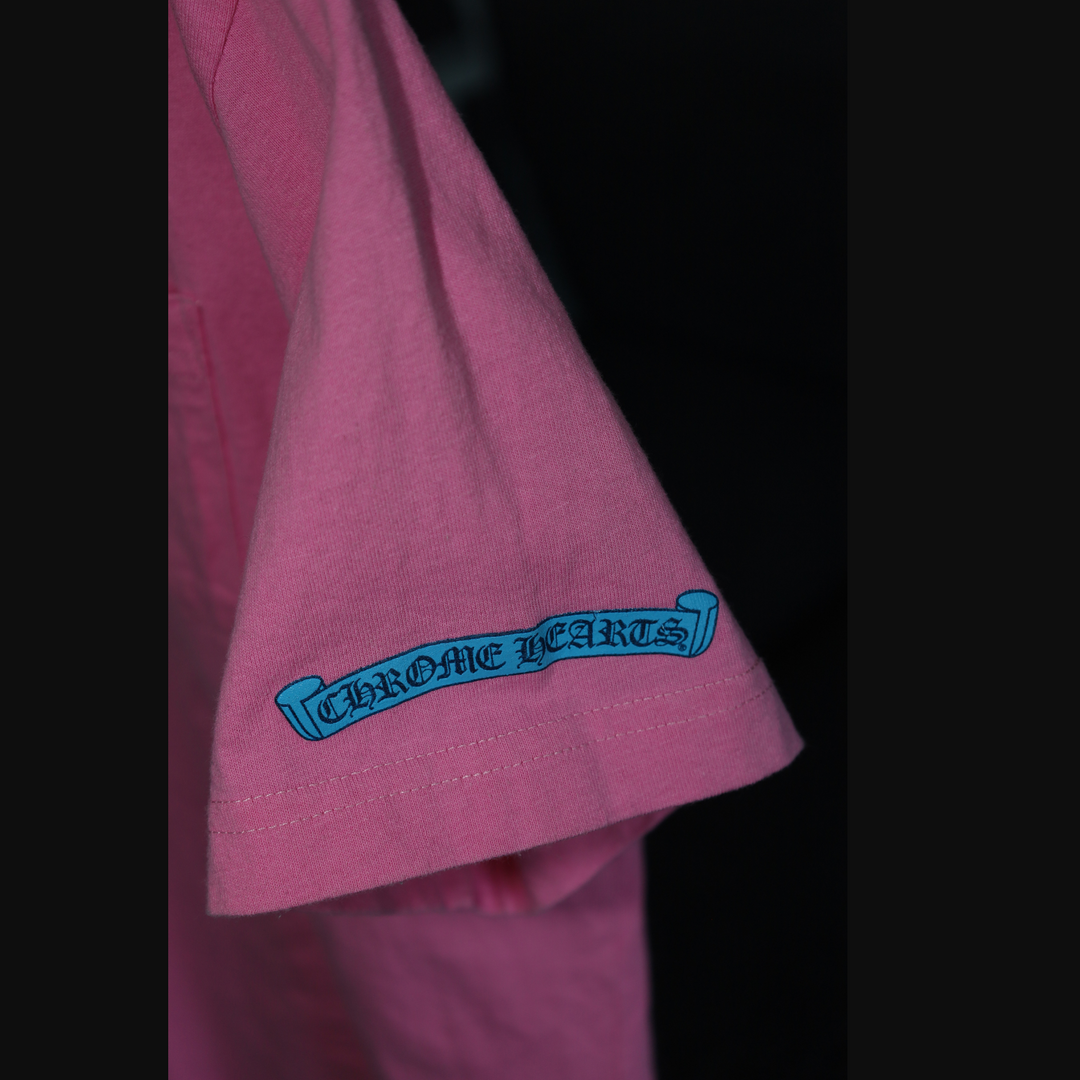Chrome Hearts Scroll Logo Pocket Tee 'Pink/Blue' koszulka damska N-Hype