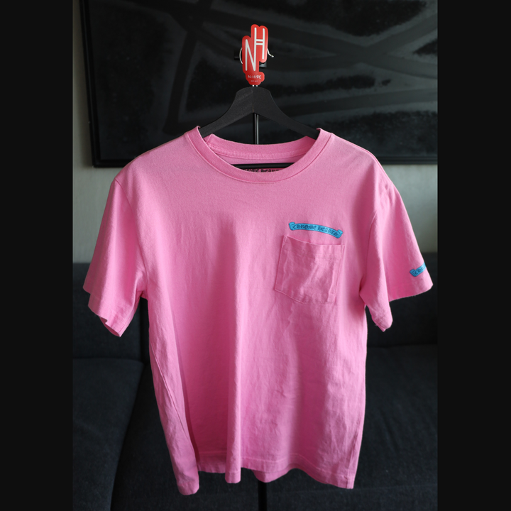 Chrome Hearts Scroll Logo Pocket Tee 'Pink/Blue' koszulka streetwearowa N-Hype różowo-niebieska