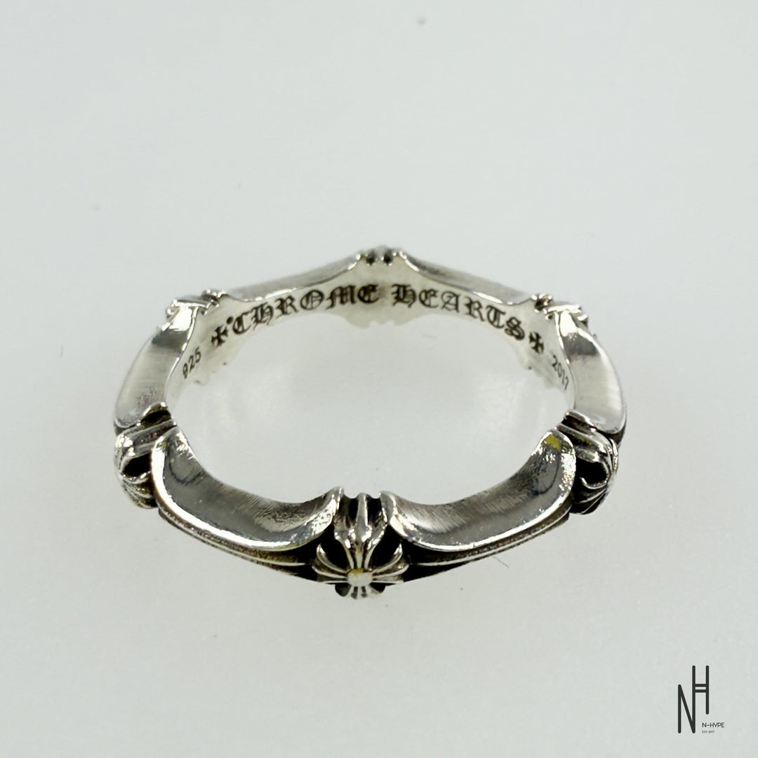 Chrome Hearts Silver Ring z logo N-Hype na czarnym tle