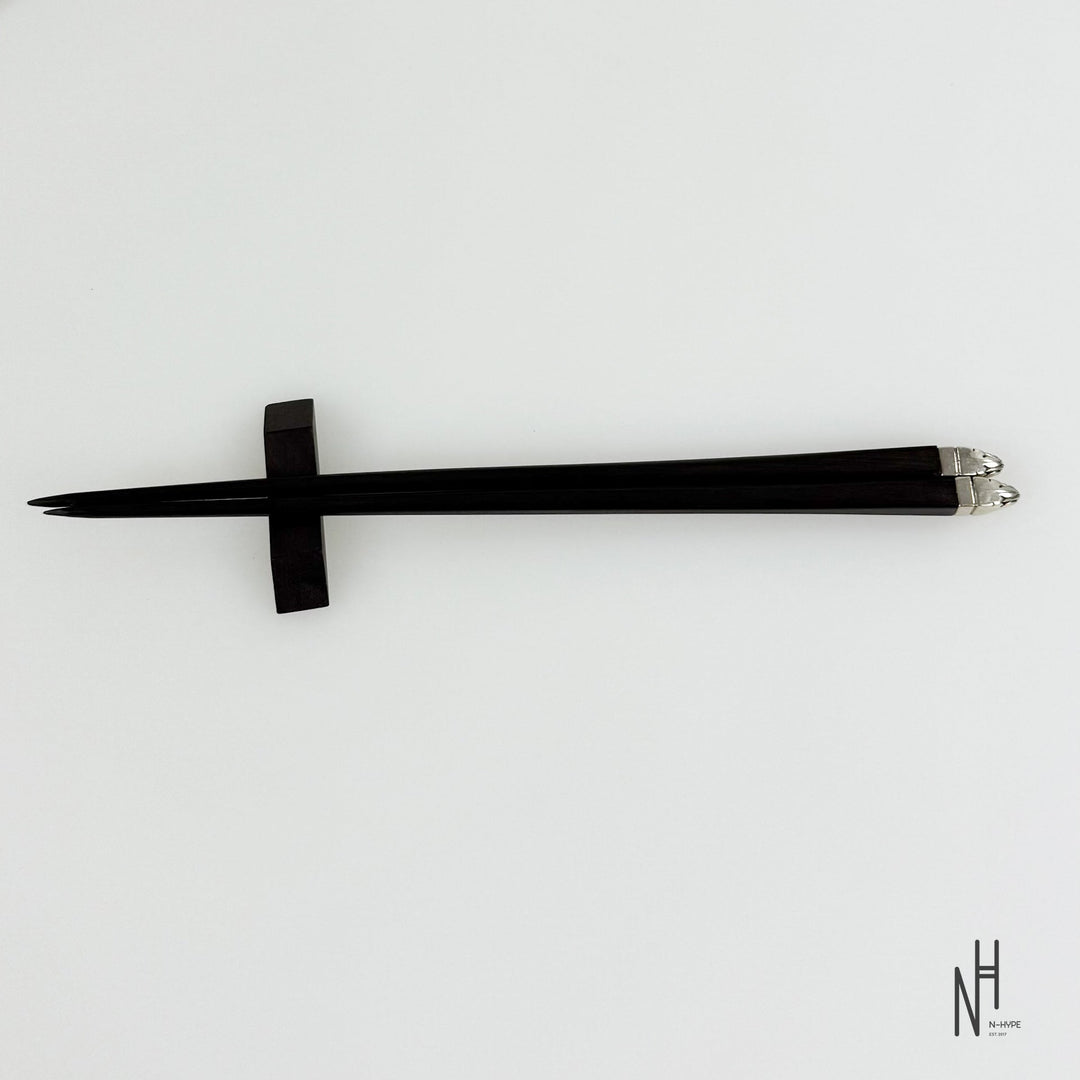 Chrome Hearts sushi chopsticks srebrne ze znaczkiem krzyża na końcach N-Hype.
