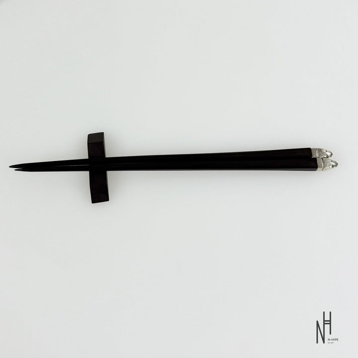 Chrome Hearts sushi chopsticks srebrne ze znaczkiem krzyża na końcach N-Hype.