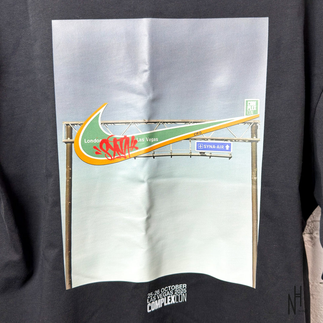 ComplexCon Nike x Syna Printed T-Shirt Black N-Hype Streetwear Koszulka Streetwear Nike Czarna.