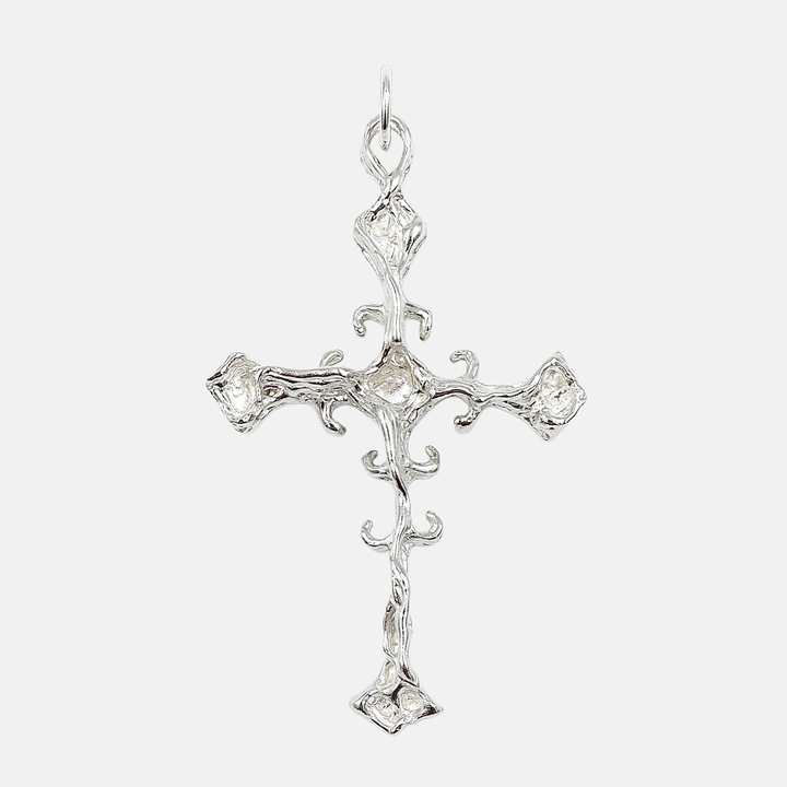 Dwa Głosy Ethereal Cross Necklace srebrny na tle czarnego tła N-Hype.