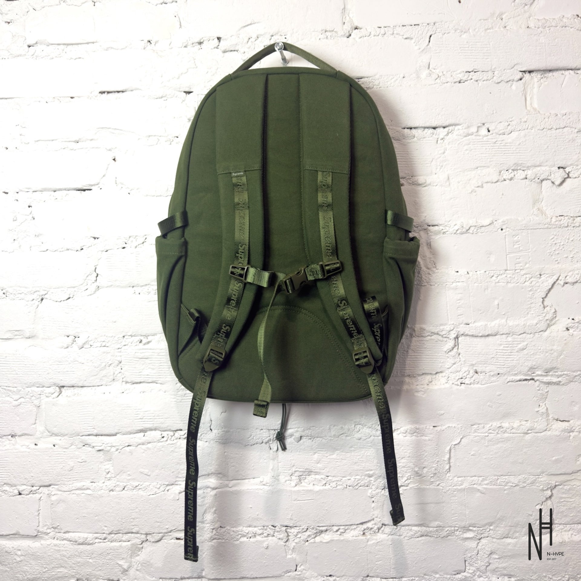 Supreme Logo Backpack (SS25) Olive – Stylowy i Funkcjonalny Plecak