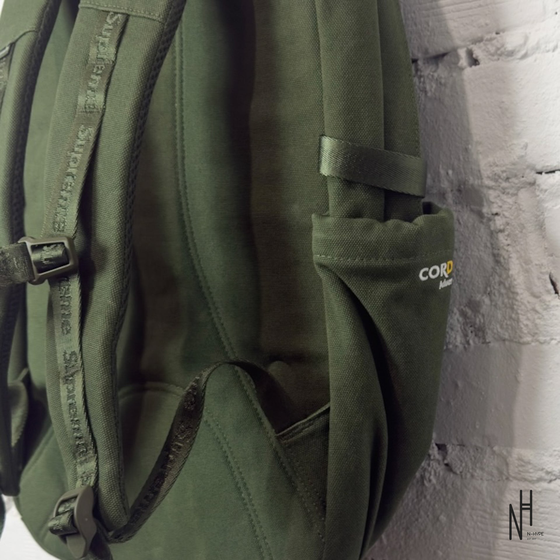 Supreme Logo Backpack (SS25) Olive – Stylowy i Funkcjonalny Plecak