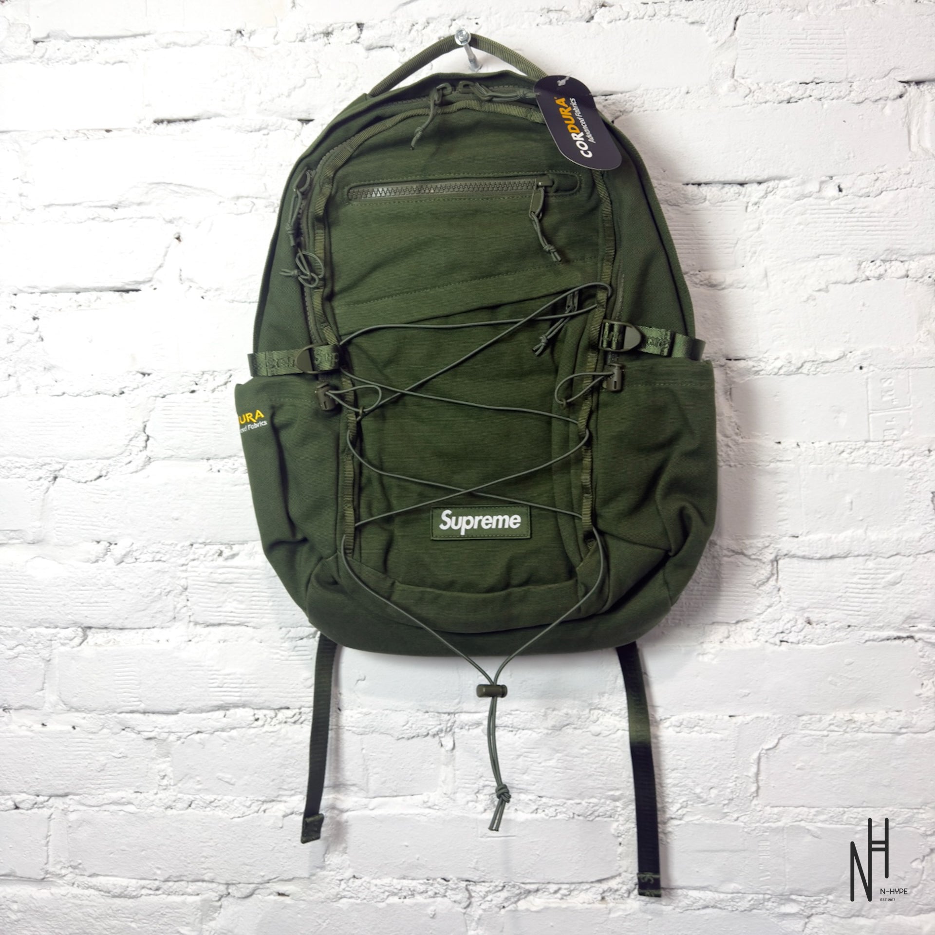 Supreme Logo Backpack (SS25) Olive – Stylowy i Funkcjonalny Plecak