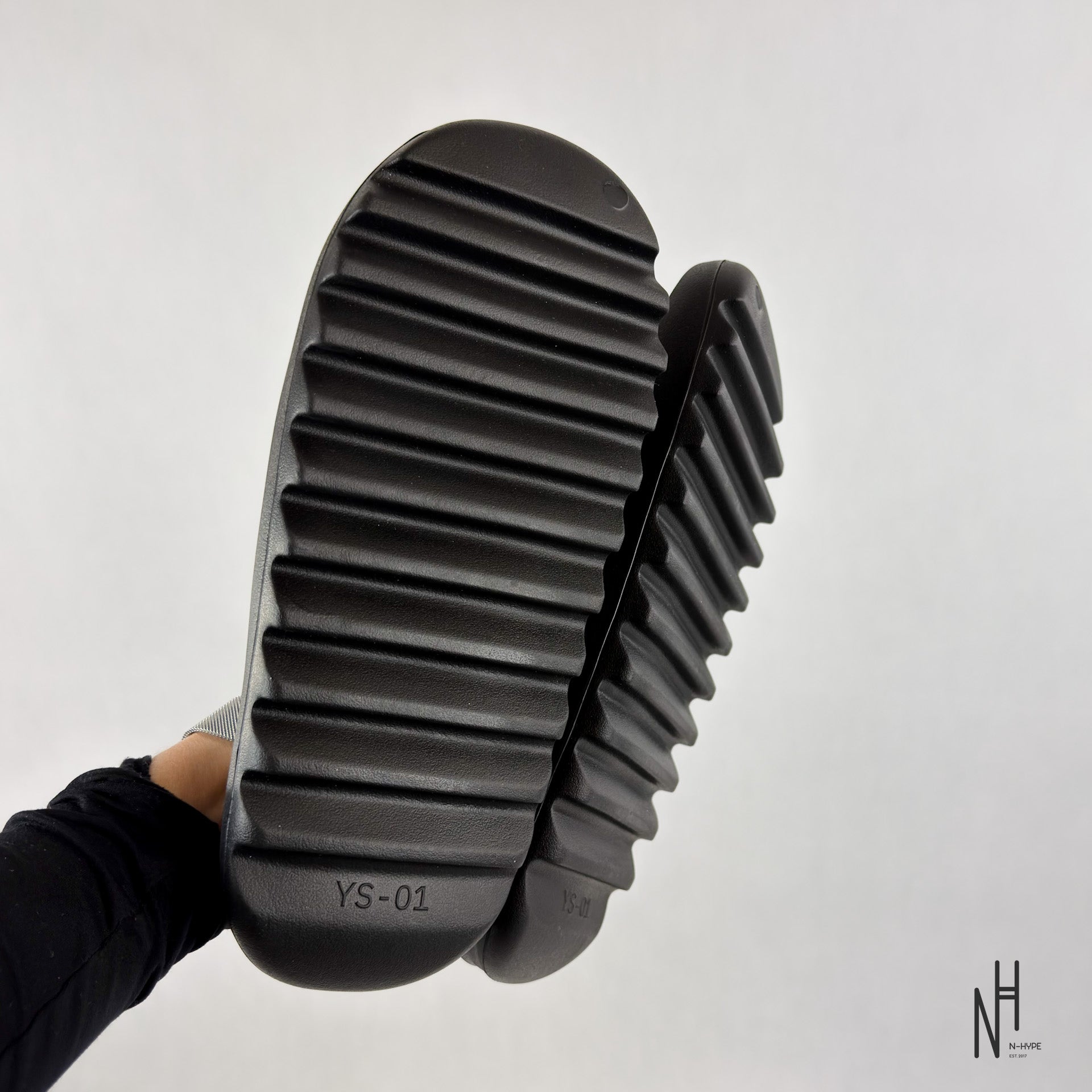 YZY YS-01 Black – Futurystyczne Sneakersy Yeezy Season | N-Hype