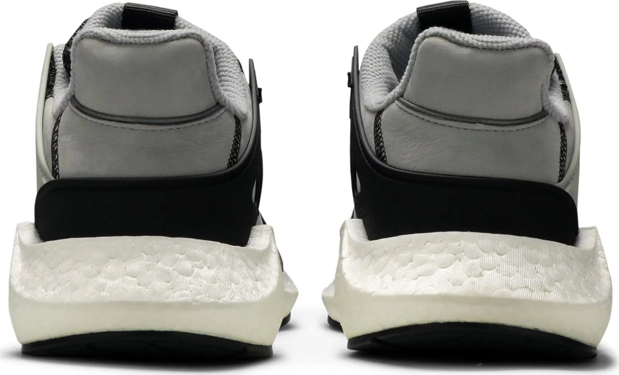 Sneakersy Adidas EQT Support Future Overkill Coat of Arms - dynamiczne i stylowe obuwie o odważnym designie. Zdjęcie przedstawia tenisówki w widoku z tyłu, podkreślając unikalną grafikę z herbem na cholewce. Trampki charakteryzują się wygodnym krojem i wysokiej jakości konstrukcją, dzięki czemu są idealnym wyborem zarówno dla osób dbających o styl, jak i entuzjastów sneakersów. Wznieś swoją grę w tenisa dzięki tym przyciągającym wzrok tenisówkom adidas EQT.